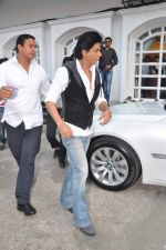 Shahrukh Khan snapped in Bandra, Mumbai on 4th Feb 2013 (5).JPG